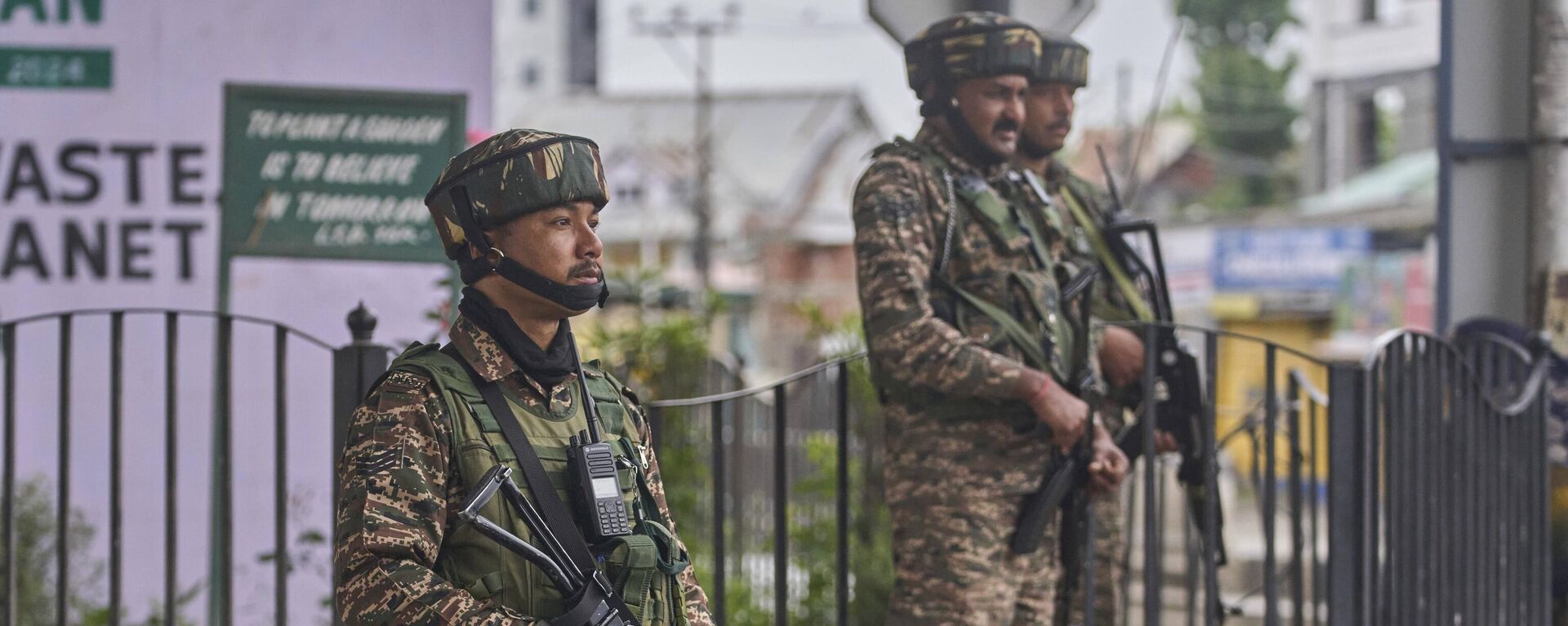 Indian paramilitary soldiers stands guard at a temporary check point on a road leading to the airport after loud explosions were heard in Srinagar, in Indian controlled Kashmir, Saturday, May 10, 2025.(AP Photo/Dar Yasin) - Sputnik India, 1920, 12.05.2025