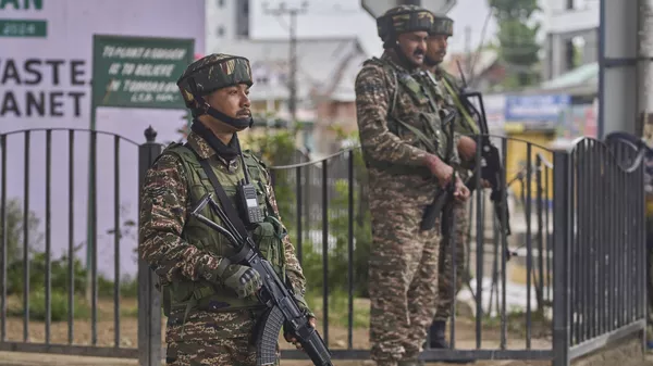 Indian paramilitary soldiers stands guard at a temporary check point on a road leading to the airport after loud explosions were heard in Srinagar, in Indian controlled Kashmir, Saturday, May 10, 2025.(AP Photo/Dar Yasin) - Sputnik India