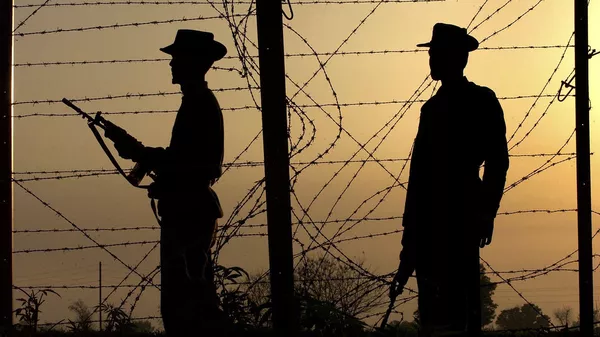 AHKNOOR, INDIA, FEBRUARY 25:  Indian Border Security constables patrol along the International Border where a fence seperating India and Pakistan is being built on February 25, 2004 near Ahknoor, India.  With the recent thaw and talk of peace, the Indian government has progressed with the fence hoping that it will stop foreign infiltrators from entering India.  India believes Pakistan helps the militants in their armed struggle for a free Kashmir while Pakistan maintains that they only offer moral, political and diplomatic support. (Photo by Ami Vitale/Getty Images) - Sputnik India