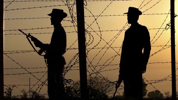 AHKNOOR, INDIA, FEBRUARY 25:  Indian Border Security constables patrol along the International Border where a fence seperating India and Pakistan is being built on February 25, 2004 near Ahknoor, India.  With the recent thaw and talk of peace, the Indian government has progressed with the fence hoping that it will stop foreign infiltrators from entering India.  India believes Pakistan helps the militants in their armed struggle for a free Kashmir while Pakistan maintains that they only offer moral, political and diplomatic support. (Photo by Ami Vitale/Getty Images) - Sputnik India