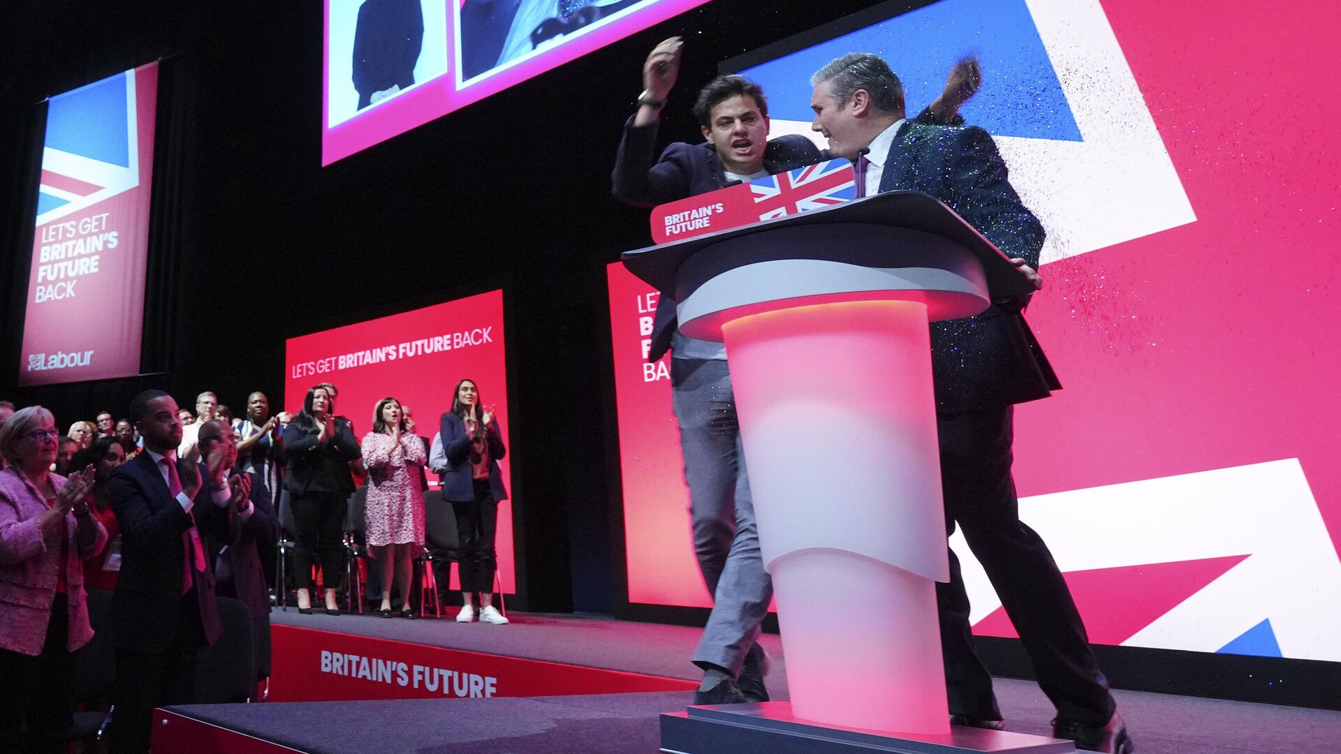 An unidentified man throw confetti as Britain's opposition Labour Party leader Keir Starmer speaks at the Labour Party conference in Liverpool, England, Tuesday, Oct. 10, 2023. An unidentified man throw confetti as Britain's opposition Labour Party leader Keir Starmer speaks at the Labour Party conference in Liverpool, England, Tuesday, Oct. 10, 2023. - Sputnik भारत, 1920, 13.05.2025
