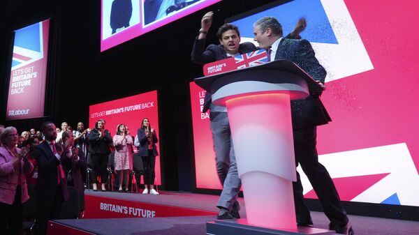 An unidentified man throw confetti as Britain's opposition Labour Party leader Keir Starmer speaks at the Labour Party conference in Liverpool, England, Tuesday, Oct. 10, 2023. - Sputnik भारत