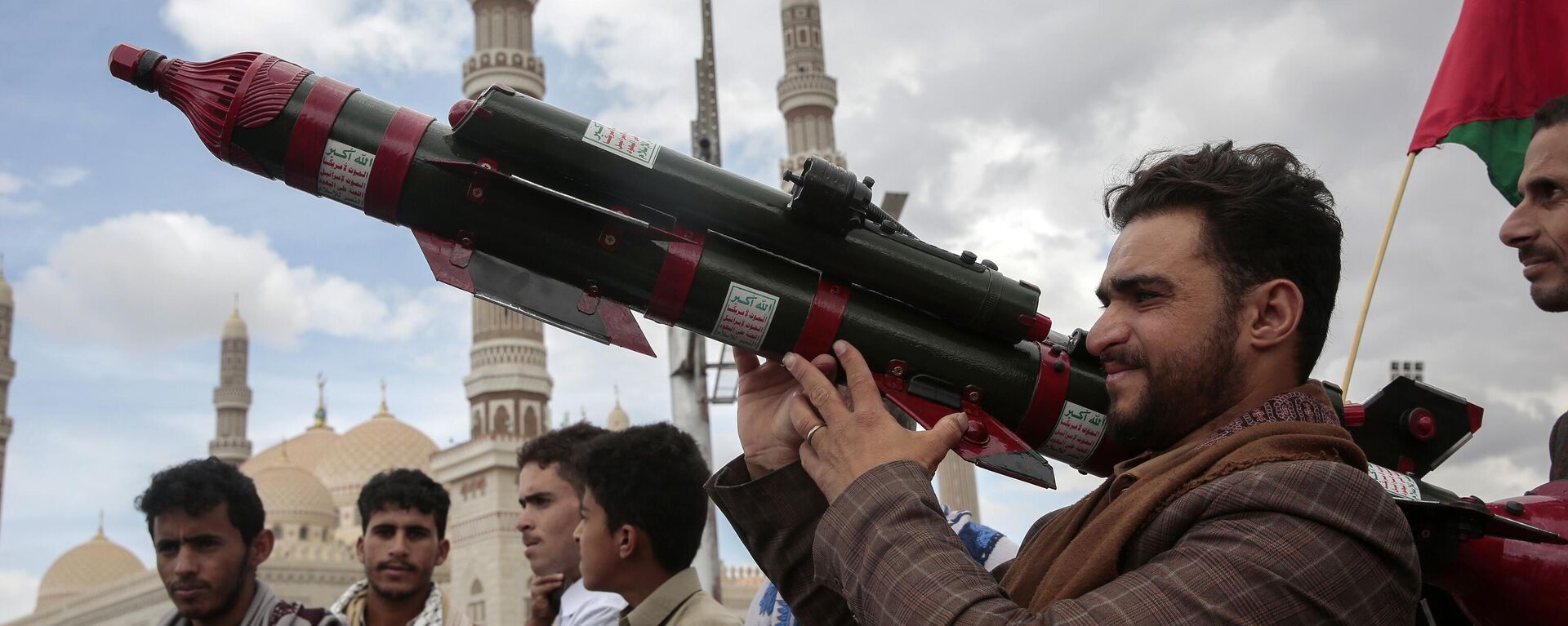A Houthi supporter holds a mock missile during a protest marking Jerusalem Day in support of Palestinians in the Gaza Strip, in Sanaa, Yemen, April 5, 2024 - Sputnik India, 1920, 28.07.2025