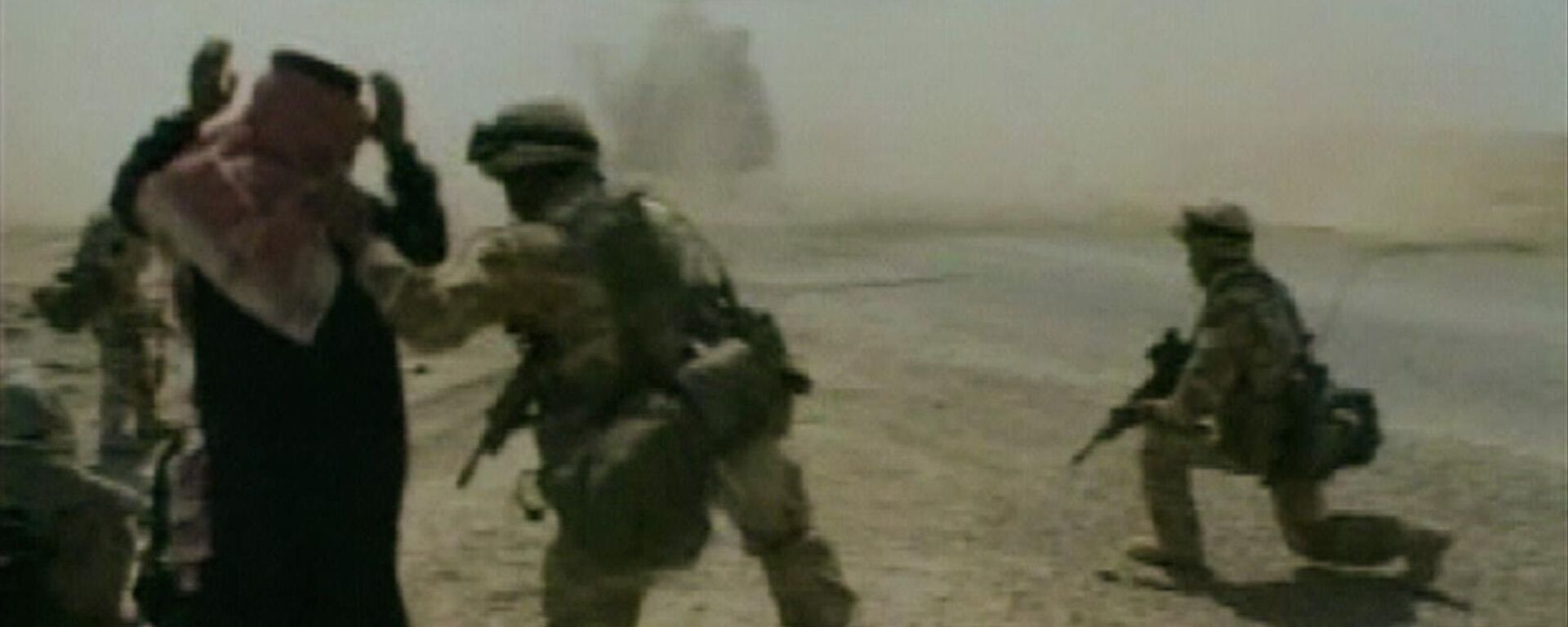 In this image taken from video, a British soldier directs an Iraqi to kneel, while an RAF Puma helicopter lands, Thursday, April 3, 2003, during patrols around Nasiriyah, Iraq.  - Sputnik भारत, 1920, 14.05.2025