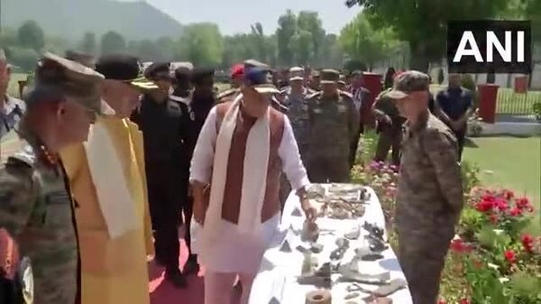 🚨🇮🇳Rajnath Singh inspects PAKISTANI SHELLS found at Badami Bagh Cantonment - Sputnik India