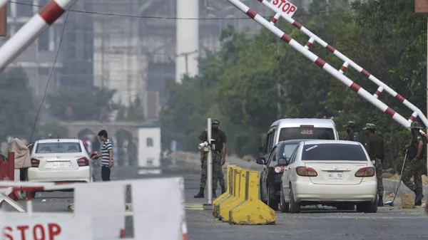 Paramilitary soldiers frisk a car at a checkpoint at Wagah, a joint border crossing point on the Pakistan and India border, near Lahore, Pakistan, Thursday, May 1, 2025. - Sputnik India