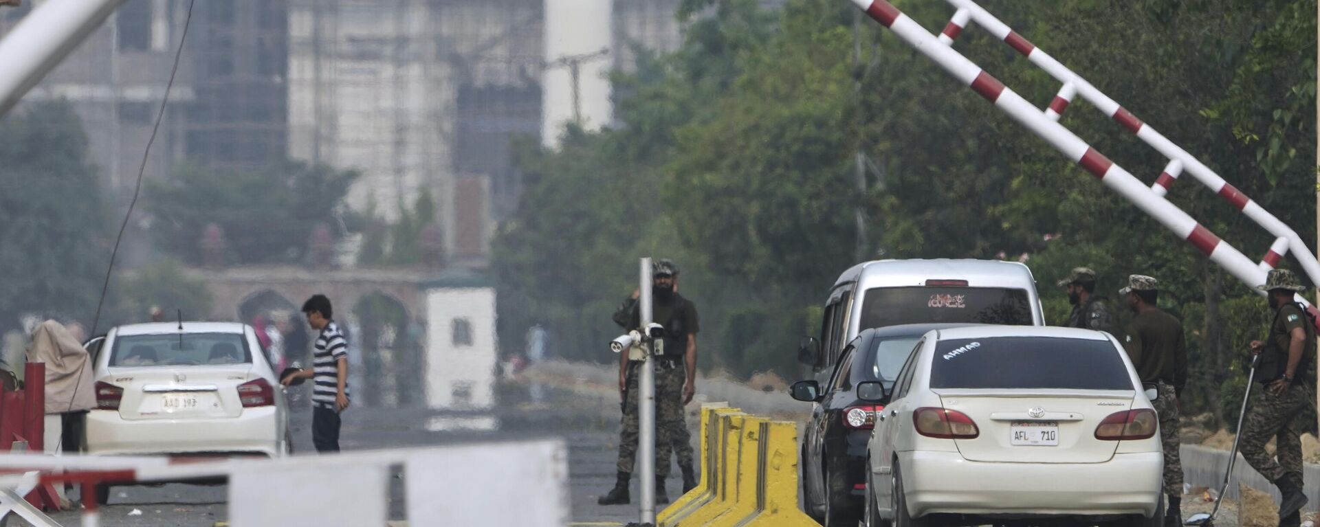 Paramilitary soldiers frisk a car at a checkpoint at Wagah, a joint border crossing point on the Pakistan and India border, near Lahore, Pakistan, Thursday, May 1, 2025. - Sputnik भारत, 1920, 18.05.2025