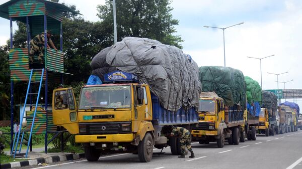 Indian Border Security Force (BSF) personnel are patrolling and checking trucks from Bangladesh. - Sputnik India