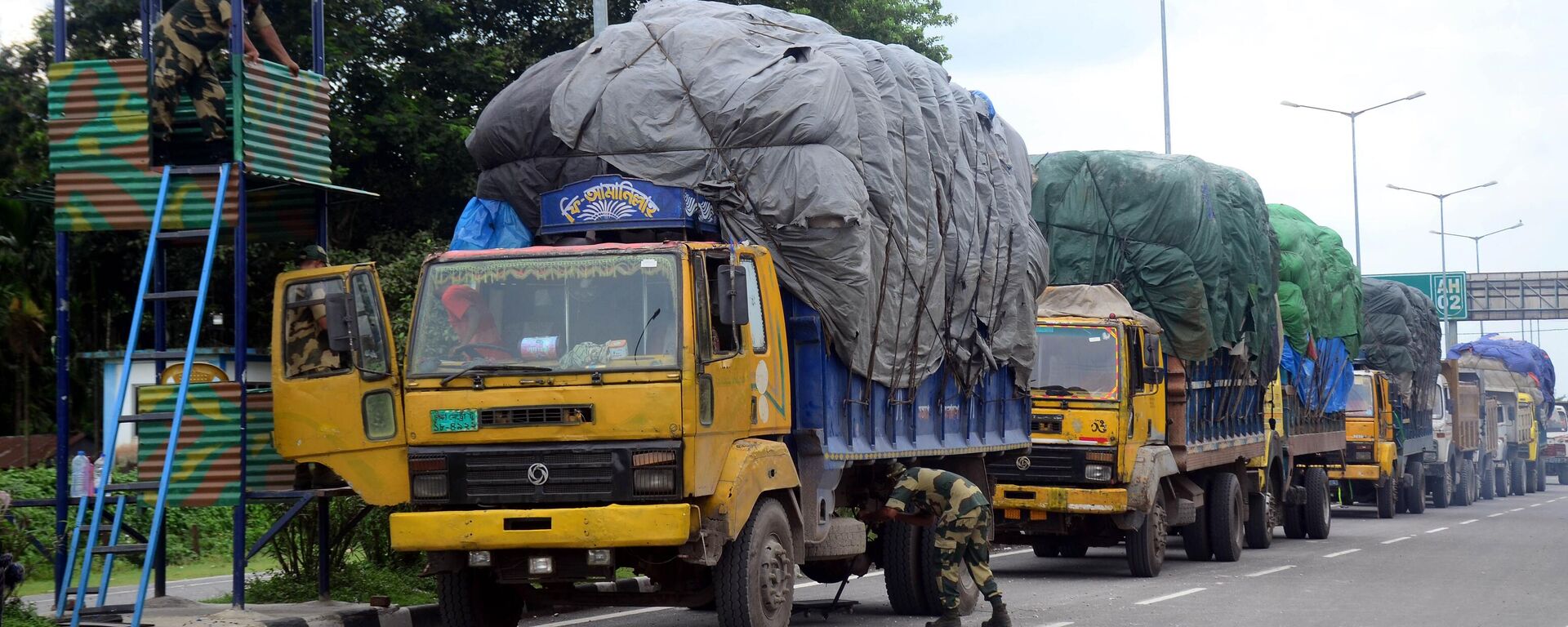 Indian Border Security Force (BSF) personnel are patrolling and checking trucks from Bangladesh. - Sputnik India, 1920, 18.05.2025