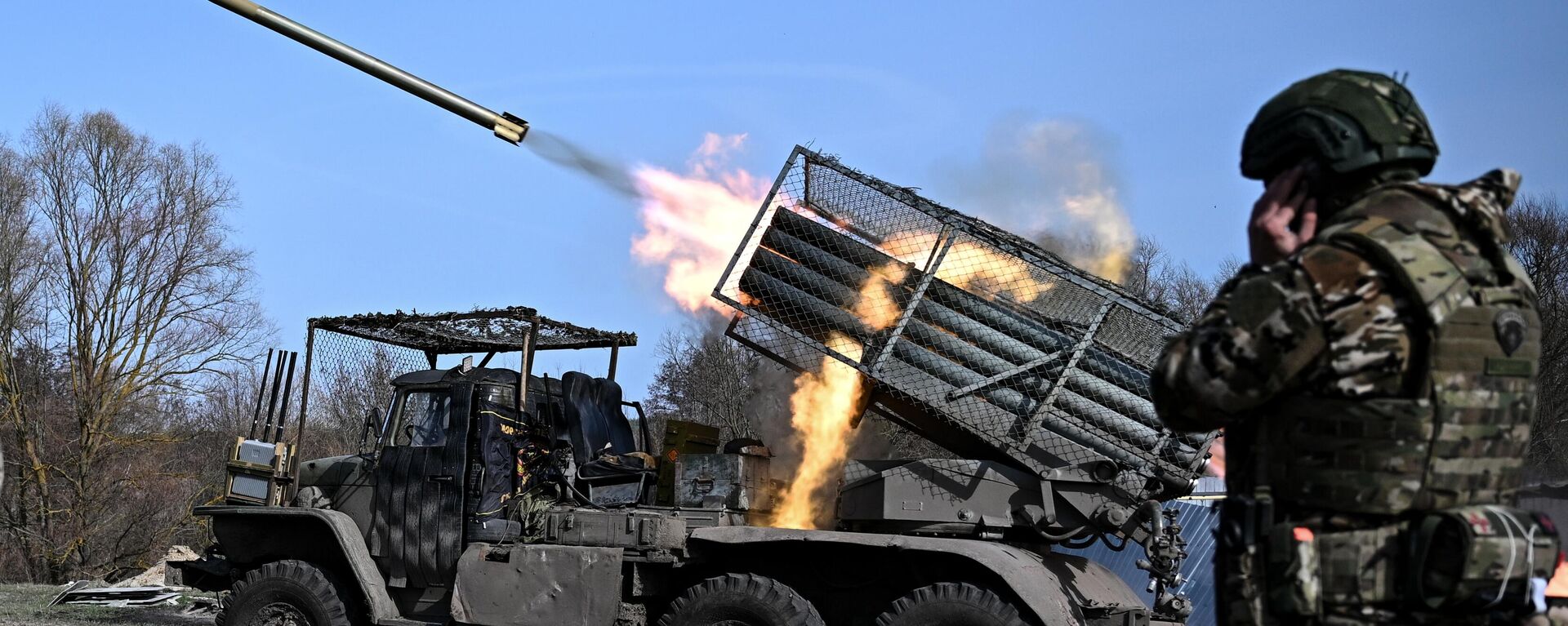 Russian servicemen fire a BM-21 Grad multiple rocket launcher towards Ukrainian positions amid Russia's military operation in Ukraine, in Kursk region, Russia. - Sputnik India, 1920, 26.06.2025