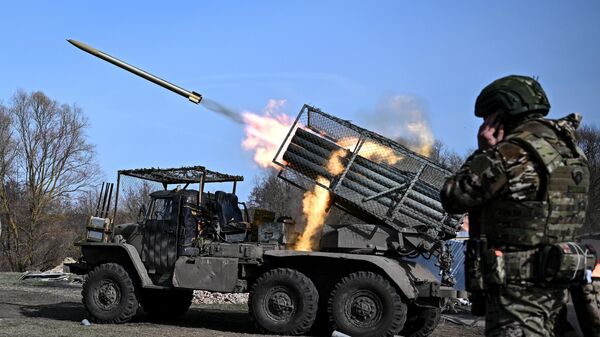 Russian servicemen fire a BM-21 Grad multiple rocket launcher towards Ukrainian positions amid Russia's military operation in Ukraine, in Kursk region, Russia. - Sputnik भारत