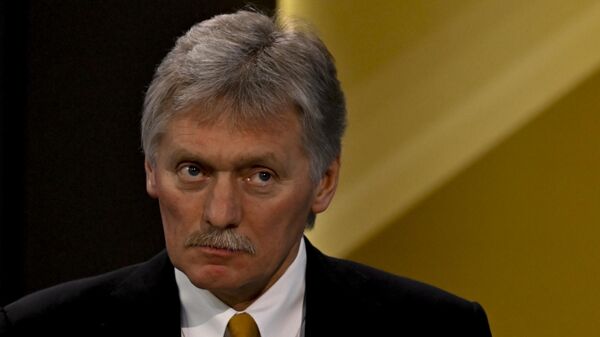 Kremlin spokesman Dmitry Peskov moderates Russian President Vladimir Putin's annual special televised question-and-answer session and year-end news conference scheduled to take place at the Gostiny Dvor trade and exhibition centre in Moscow, Russia on December 14, 2023. - Sputnik भारत