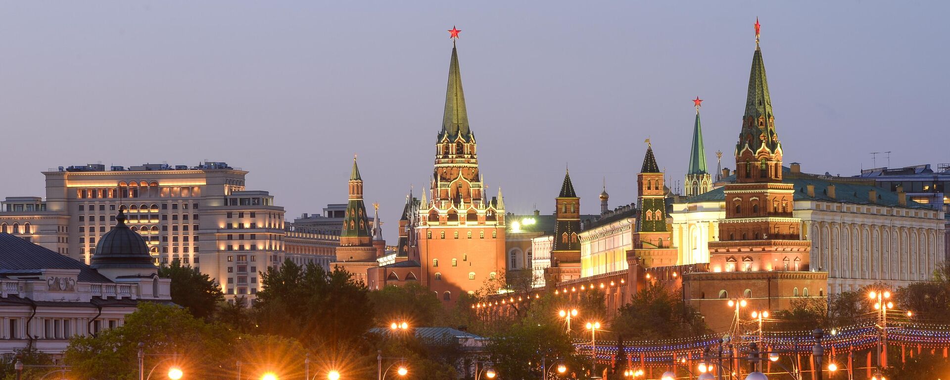 General view of the Moscow Kremlin, a historic fortified complex at the heart of Moscow, overlooking the Moskva River.  - Sputnik भारत, 1920, 20.05.2025