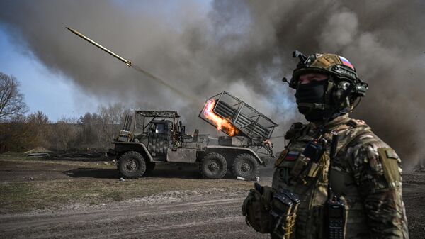 Russian servicemen of the 40th Separate Guards Naval Infantry Brigade of the Sever Battlegroup fire a BM-21 Grad multiple rocket launcher towards Ukrainian positions - Sputnik भारत