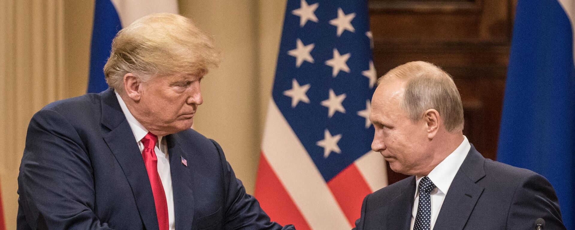 HELSINKI, FINLAND - JULY 16: U.S. President Donald Trump (L) and Russian President Vladimir Putin shake hands during a joint press conference after their summit on July 16, 2018 in Helsinki, Finland. The two leaders met one-on-one and discussed a range of issues including the 2016 U.S Election collusion.  (Photo by Chris McGrath/Getty Images) - Sputnik India, 1920, 20.05.2025