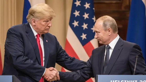HELSINKI, FINLAND - JULY 16: U.S. President Donald Trump (L) and Russian President Vladimir Putin shake hands during a joint press conference after their summit on July 16, 2018 in Helsinki, Finland. The two leaders met one-on-one and discussed a range of issues including the 2016 U.S Election collusion.  (Photo by Chris McGrath/Getty Images) - Sputnik India