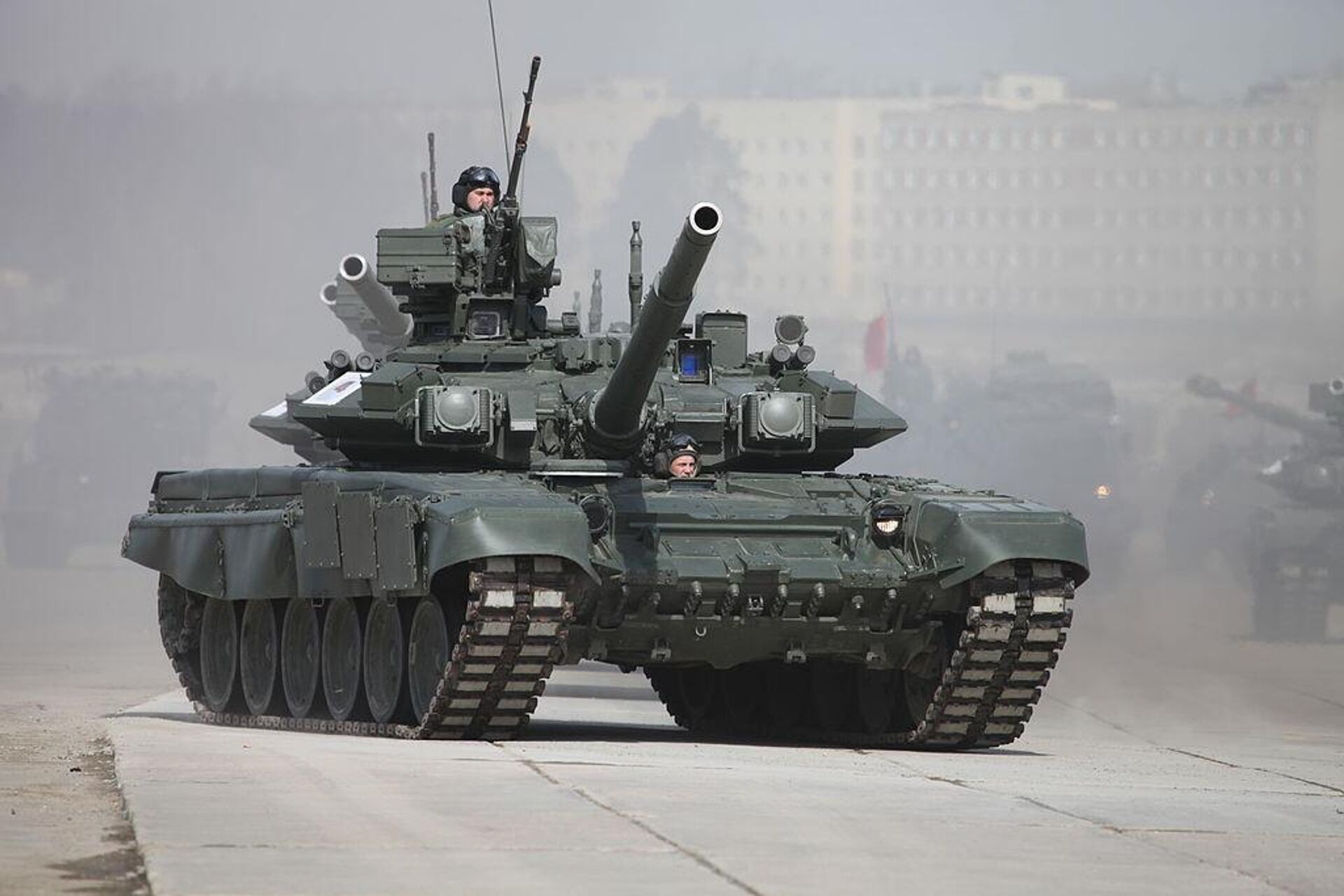 Russian T-90 equipped with a Shtora-1 soft-kill active protection system maneuvers amid preparations for a Victory Day Parade on Red Square. Russian T-90 equipped with a Shtora-1 soft-kill active protection system maneuvers amid preparations for a Victory Day Parade on Red Square. - Sputnik भारत, 1920, 21.05.2025