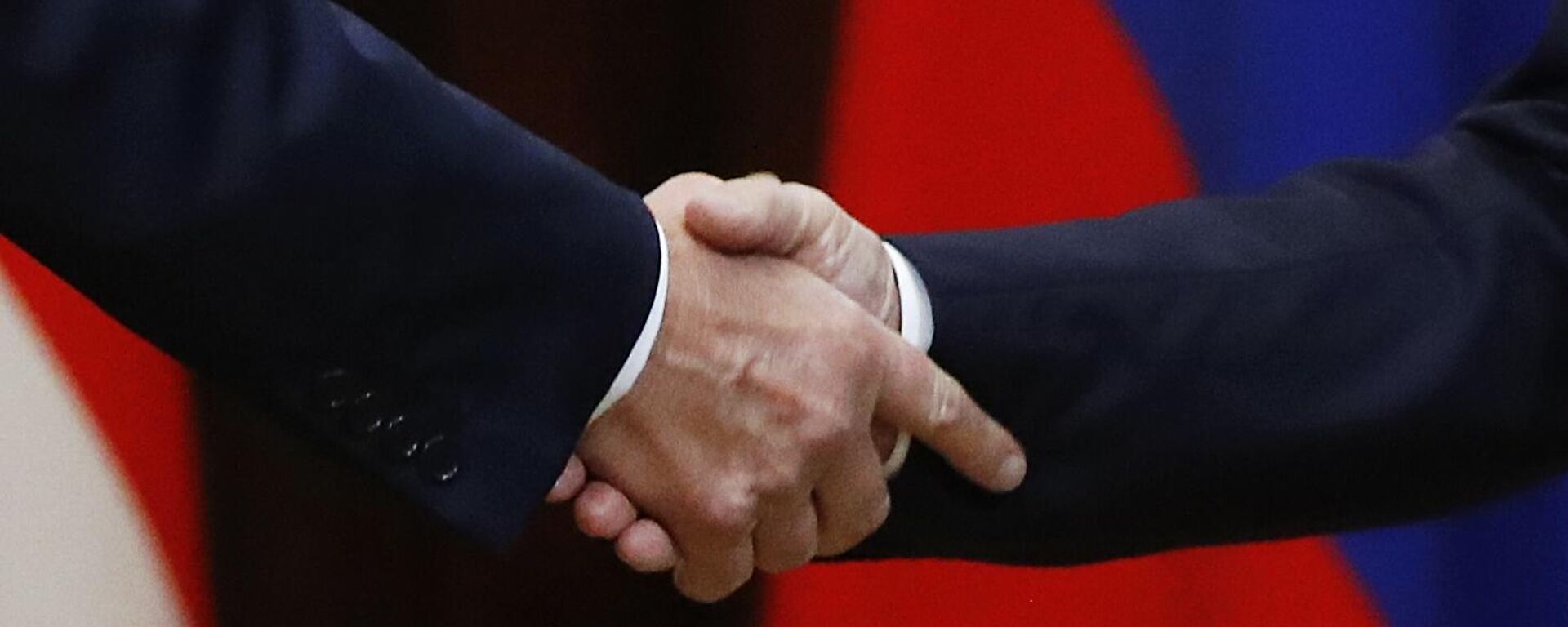 Handshake during a meeting between Russian President Vladimir Putin and US President Donald Trump at the presidential palace in Helsinki. - Sputnik भारत, 1920, 13.08.2025