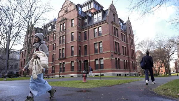 People walk between buildings, Dec. 17, 2024, on the campus of Harvard University in Cambridge, Mass. - Sputnik India