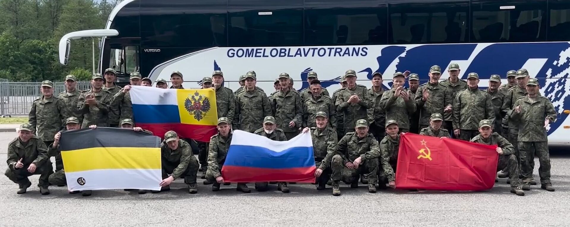 Russian servicemen released from Ukrainian captivity pose for photos before boarding a bus - Sputnik भारत, 1920, 25.05.2025