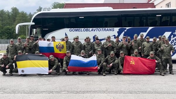 Russian servicemen released from Ukrainian captivity pose for photos before boarding a bus - Sputnik भारत