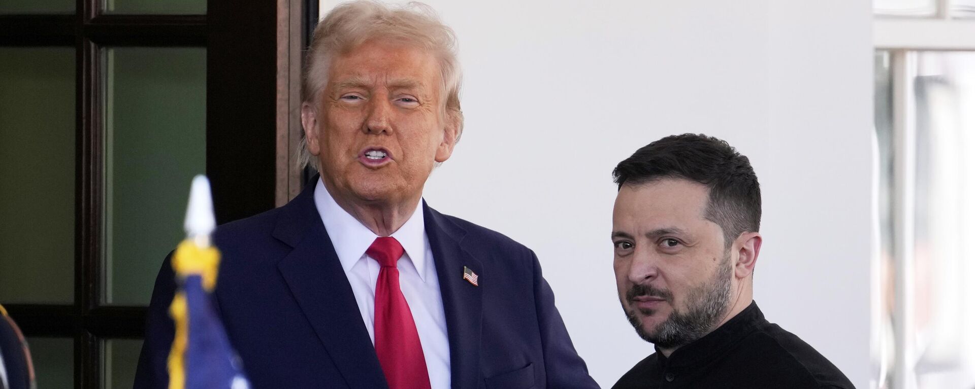 President Donald Trump welcomes Ukraine's Volodymyr Zelensky at the White House in Washington, Friday, Feb. 28, 2025.  - Sputnik भारत, 1920, 28.05.2025