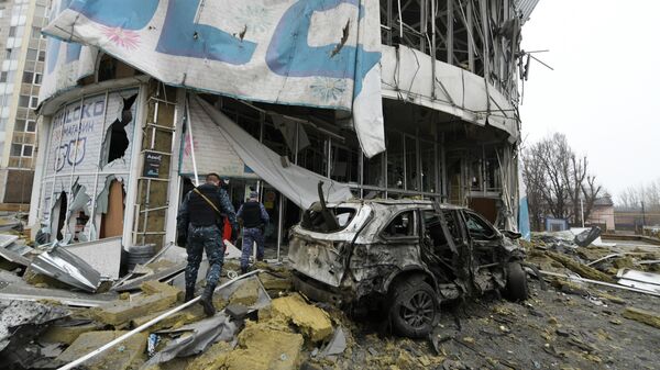 Law enforcement officers are seen near a supermarket damaged during a missile strike by the Ukrainian armed forces amid Russia's military operation in Ukraine, in Donetsk, Donetsk People's Republic, Russia.  - Sputnik भारत