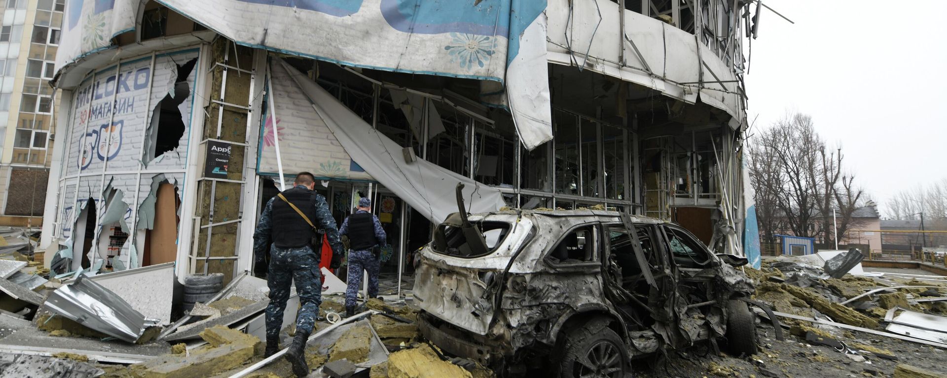 Law enforcement officers are seen near a supermarket damaged during a missile strike by the Ukrainian armed forces amid Russia's military operation in Ukraine, in Donetsk, Donetsk People's Republic, Russia.  - Sputnik भारत, 1920, 03.07.2026