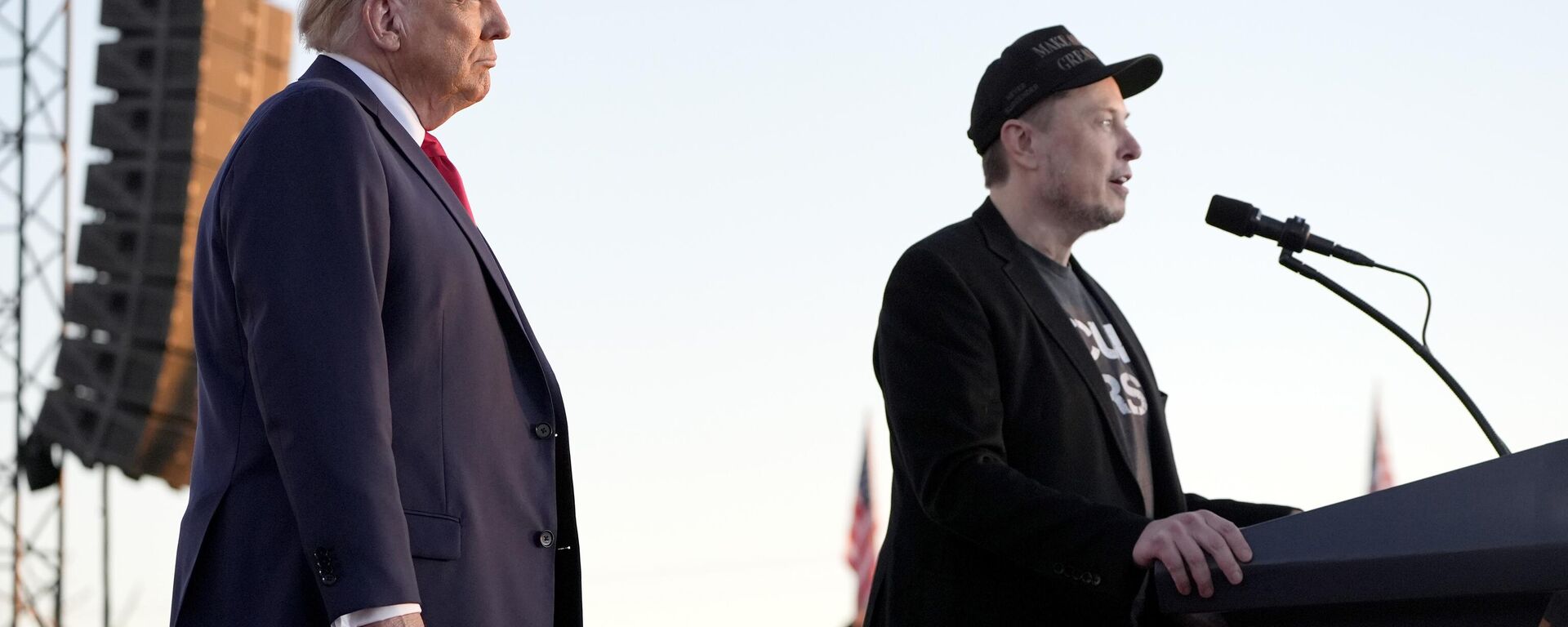 Tesla and SpaceX CEO Elon Musk speaks as Donald Trump listens at a campaign event at the Butler Farm Show, Saturday, Oct. 5, 2024. - Sputnik India, 1920, 29.05.2025