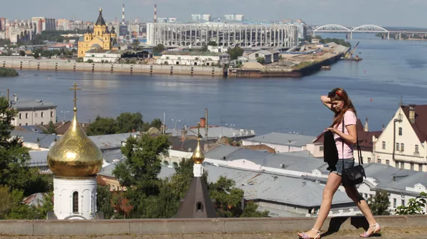 A girl walks on the street in Nizhny Novgorod, Russia - Sputnik भारत