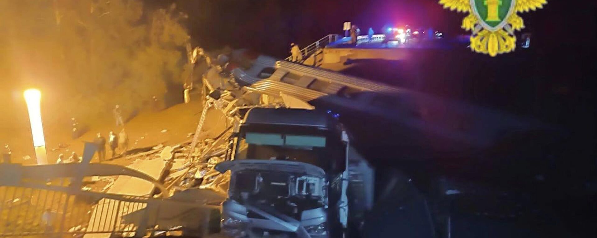 In this photo released by Moscow Interregional Transport Prosecutor's Office telegram channel on Sunday, June 1, 2025, emergency employees work at a damaged bridge in Russia's Bryansk region, which borders Ukraine. - Sputnik India, 1920, 01.06.2025