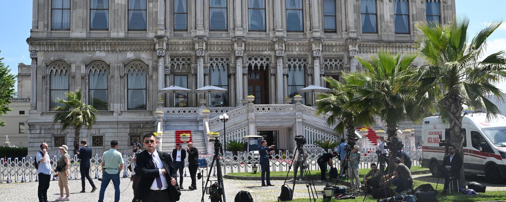 Situation near the Ciragan Palace in Istanbul, where the second round of negotiations between Russia and Ukraine is expected. - Sputnik भारत, 1920, 02.06.2025