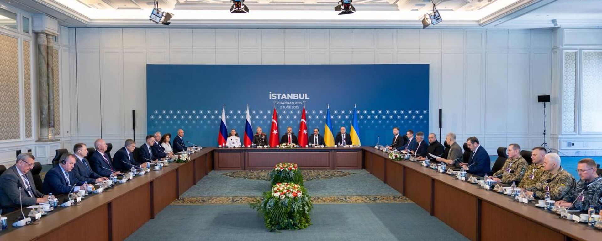 Second Round of Russia-Ukraine Talks Begin in Istanbul - Sputnik भारत, 1920, 02.06.2025