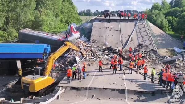 Clearing debris at the site of a bridge collapse due to an explosion in the Bryansk region - Sputnik India
