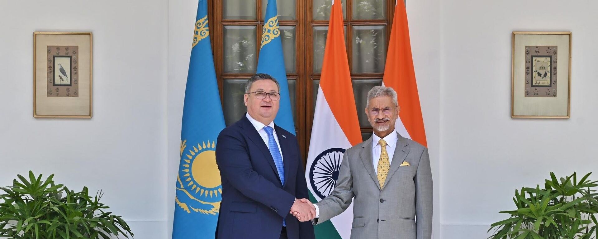 Indian External Affairs Minister (EAM) S Jaishankar meets Kazakhstan's Deputy Prime Minister/Foreign Minister Murat Nurtleu at New Delhi's Hyderabad House on Thursday.  - Sputnik India, 1920, 05.06.2025