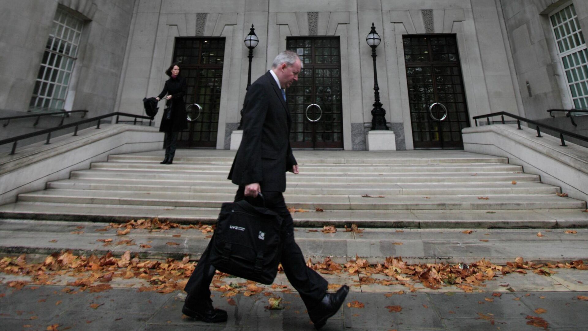 A man walks past the building housing the British Security Service, MI5 in central London, Monday Oct. 5, 2009 - Sputnik भारत, 1920, 06.06.2025