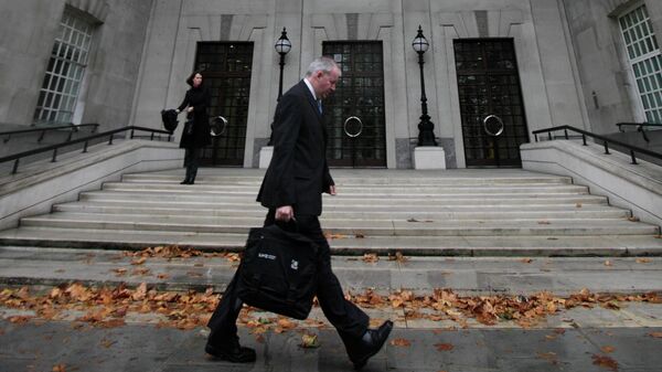 A man walks past the building housing the British Security Service, MI5 in central London, Monday Oct. 5, 2009 - Sputnik भारत