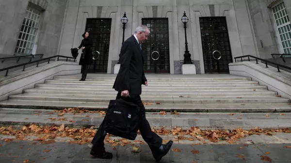 A man walks past the building housing the British Security Service, MI5 in central London, Monday Oct. 5, 2009 - Sputnik भारत