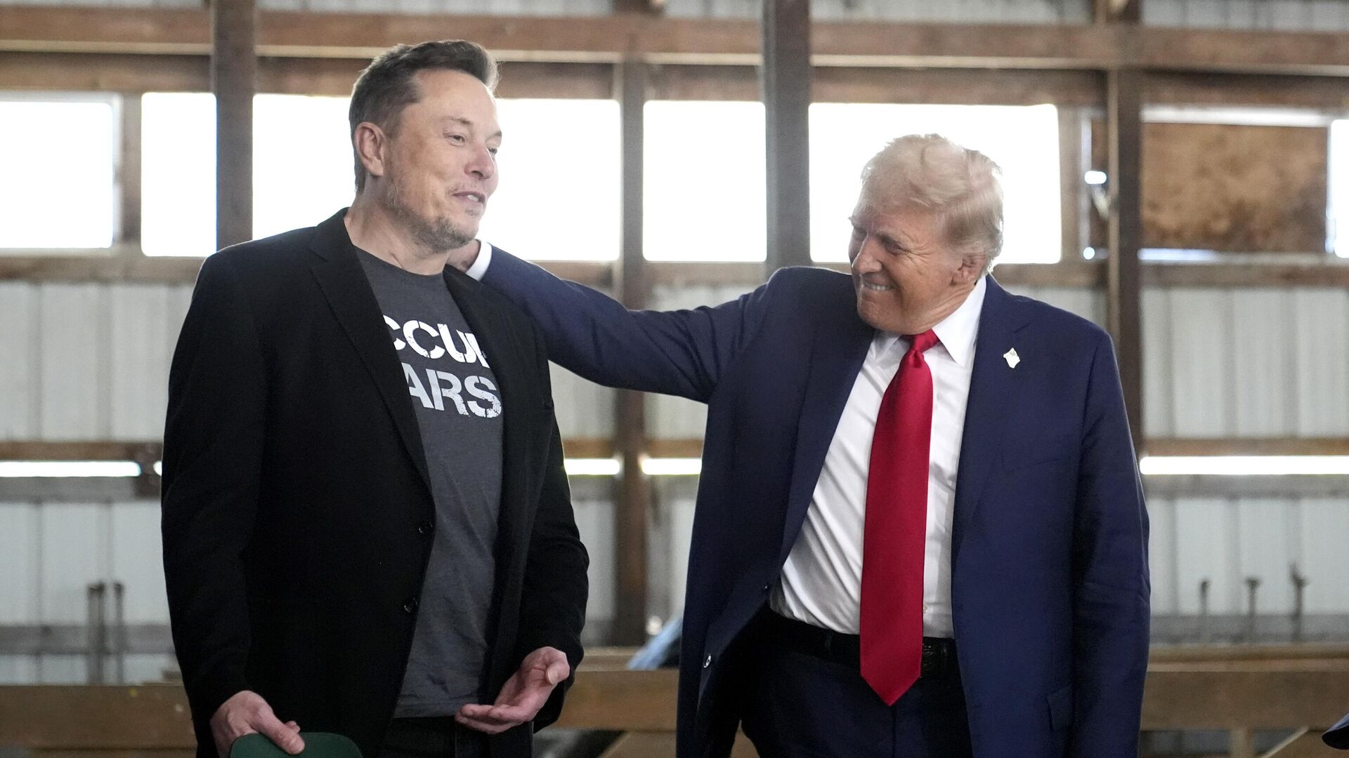 Tesla and SpaceX CEO Elon Musk, left, and Republican presidential nominee former President Donald Trump attend a campaign event at the Butler Farm Show, Saturday, Oct. 5, 2024, in Butler, Pa.  - Sputnik India, 1920, 11.12.2025