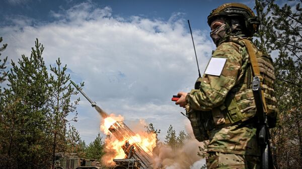 Russian servicemen of the 20th Red Banner Guards Combined Arms Army fire a BM-27 9K57 Uragan (Hurricane) multiple launch rocket system towards Ukrainian positions - Sputnik भारत