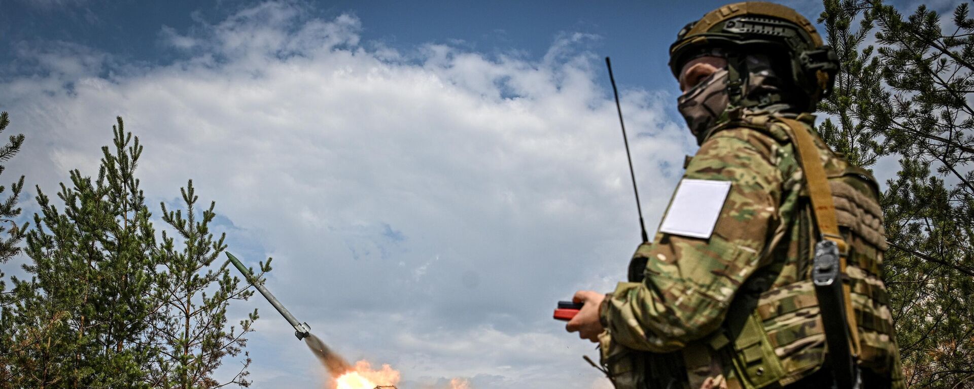 Russian servicemen of the 20th Red Banner Guards Combined Arms Army fire a BM-27 9K57 Uragan (Hurricane) multiple launch rocket system towards Ukrainian positions - Sputnik भारत, 1920, 30.06.2025