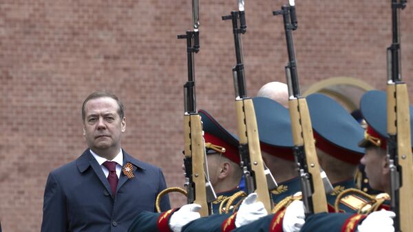 Russian Security Council Deputy Chairman and the head of the United Russia party Dmitry Medvedev takes part at a wreath laying ceremony at the Tomb of Unknown Soldier on the eve of the Victory Day, in Moscow, Russia, Thursday, May 8, 2025.  - Sputnik भारत