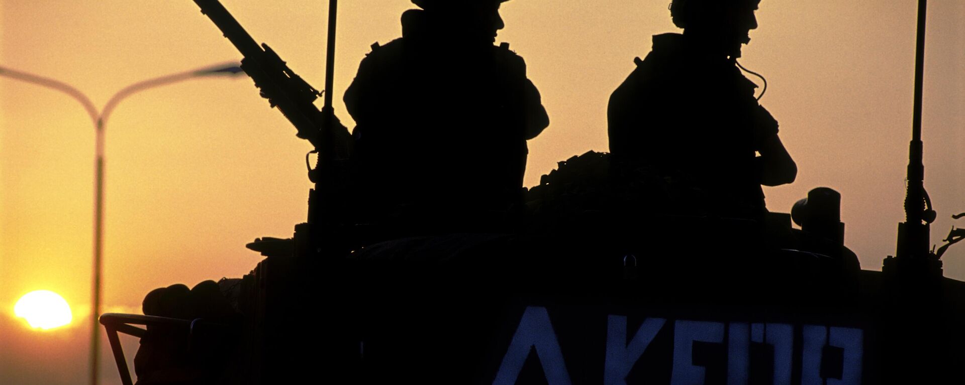 Unidentified Italian NATO soldiers patrol in a tank on June 29, 1999 in the center of Djakovica, Kosovo. Hundreds of thousands of people fled into Macedonia and Albania during the Serb terror of Kosovo. The international community entered Kosovo in June 1999 and Serb troops fled to Serbia. - Sputnik भारत, 1920, 11.06.2025