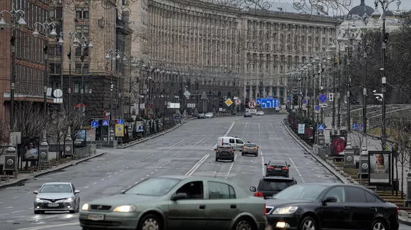 2022/02/28: Cars drive down the Khreshchatyk street in the center of Kiev.  The number of refugees who went abroad because of the full-scale war of Russia against Ukraine as of March 1 is 835,928 people. This is stated on the website of the UN agency for refugees.  - Sputnik भारत