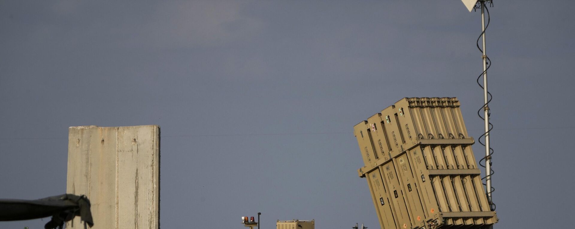 A battery of Israel's Iron Dome defense missile system, deployed to intercept rockets, sits in Ashkelon, southern Israel, Aug. 7, 2022.  - Sputnik भारत, 1920, 13.06.2025