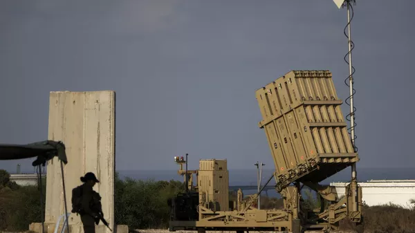 A battery of Israel's Iron Dome defense missile system, deployed to intercept rockets, sits in Ashkelon, southern Israel, Aug. 7, 2022.  - Sputnik भारत