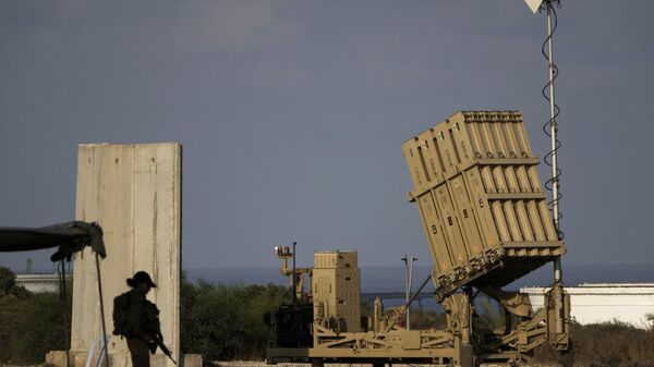 A battery of Israel's Iron Dome defense missile system, deployed to intercept rockets, sits in Ashkelon, southern Israel, Aug. 7, 2022.  - Sputnik भारत