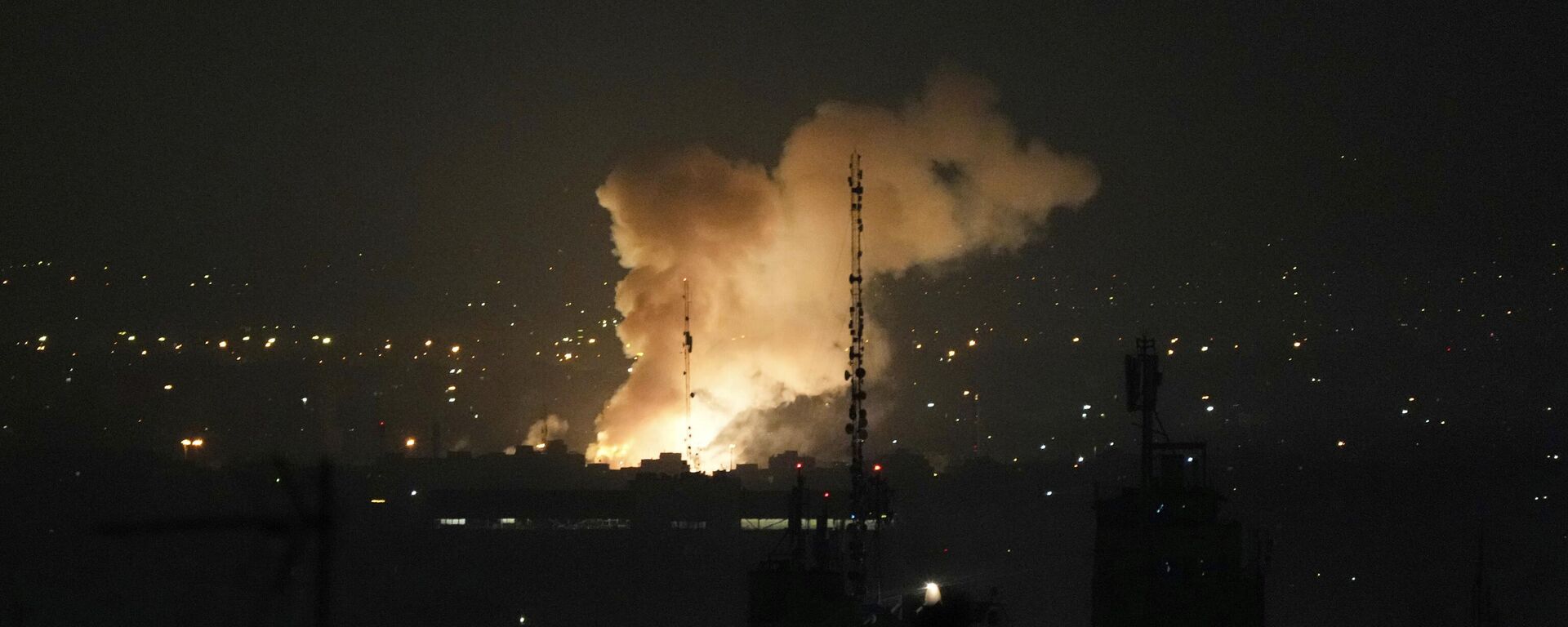 Smoke rises up after an explosion in Tehran, Iran, Friday, June 13, 2025. - Sputnik भारत, 1920, 13.06.2025