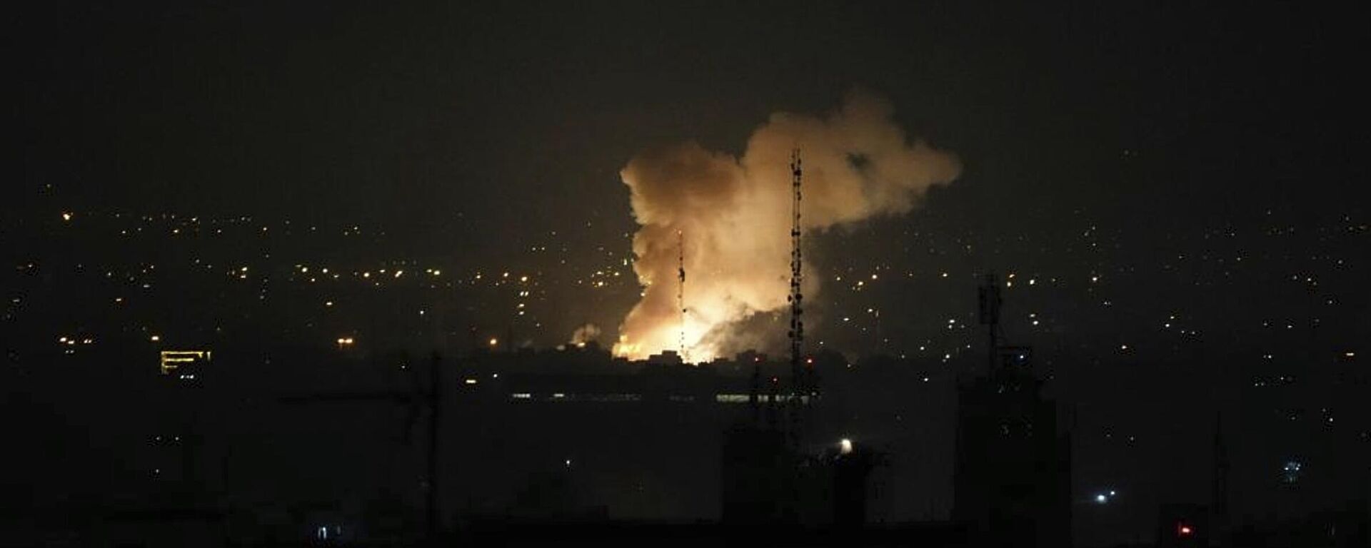 Smoke rises after an explosion in Tehran, Iran, Friday, June 13, 2025. Israel attacked Iran's capital early Friday, with explosions booming across Tehran. - Sputnik भारत, 1920, 14.06.2025