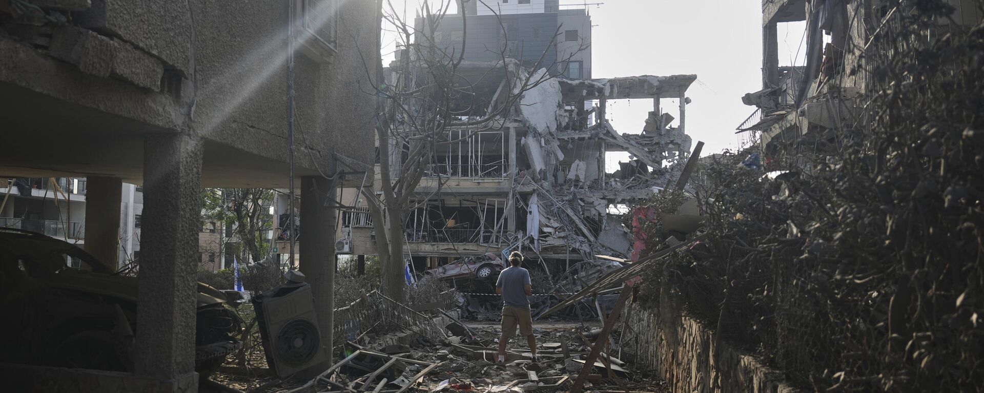 People look at a destroyed residential building that was hit by a missile fired from Iran, in Ramat Gan, near Tel Aviv, Israel on Saturday, June 14, 2025.  - Sputnik भारत, 1920, 16.06.2025
